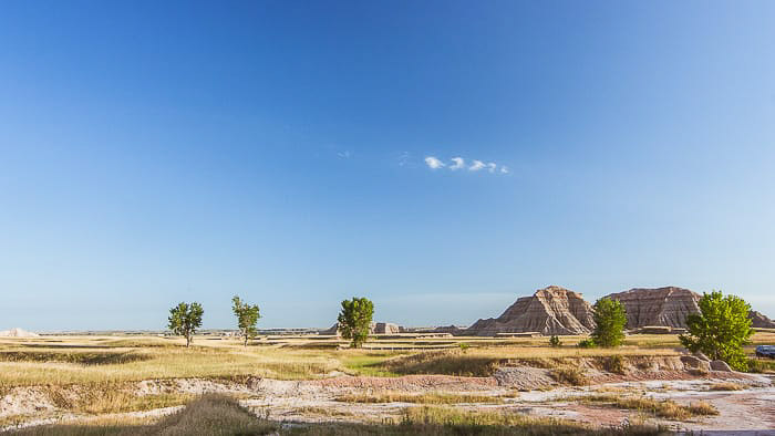 Una imagen de un paisaje desértico en un día claro tomada con un objetivo gran angular