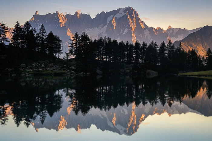 Un paysage montagneux époustouflant se reflétant dans un lac en contrebas