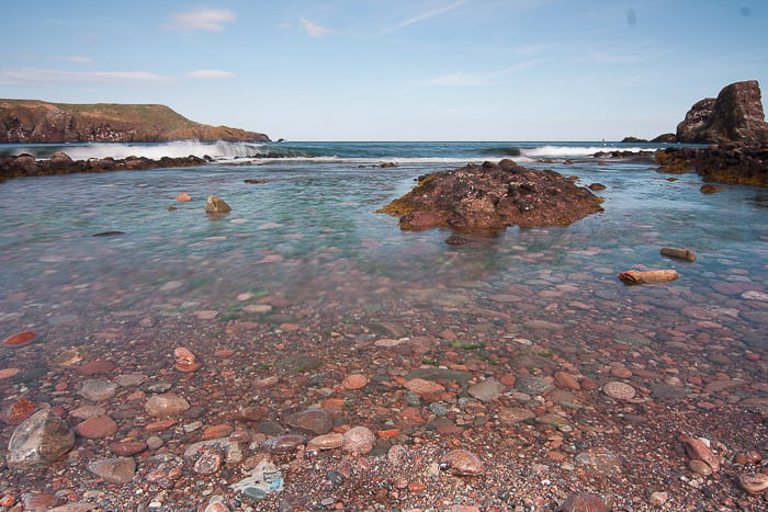 Bonita imagen costera con rocas de color rojo