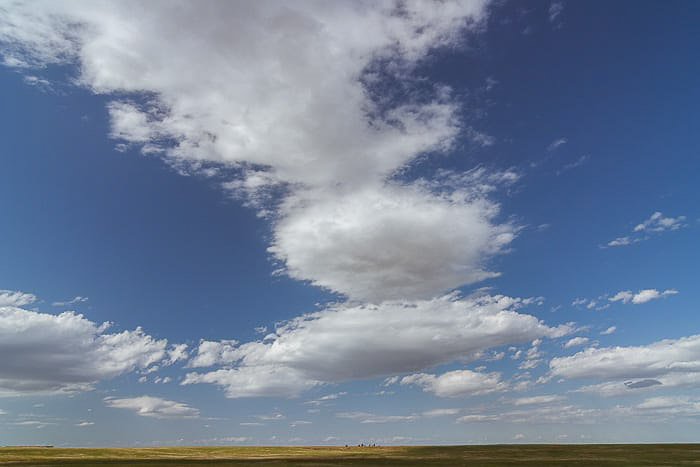 Céus nublados sobre uma paisagem americana