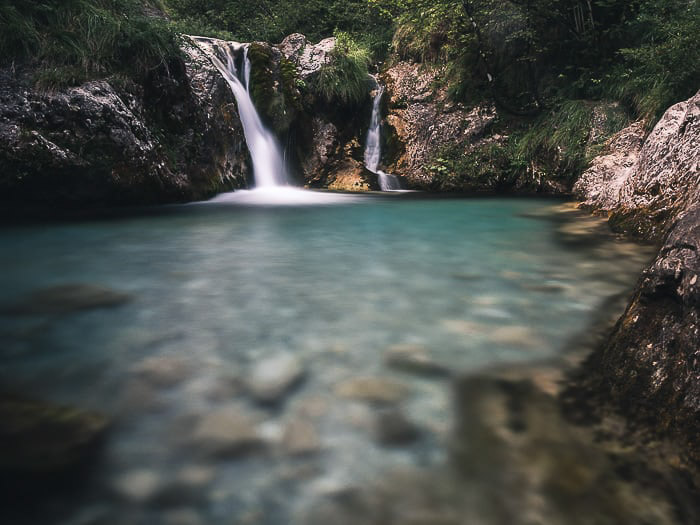 Una bonita toma de una cascada usando un filtro cpl