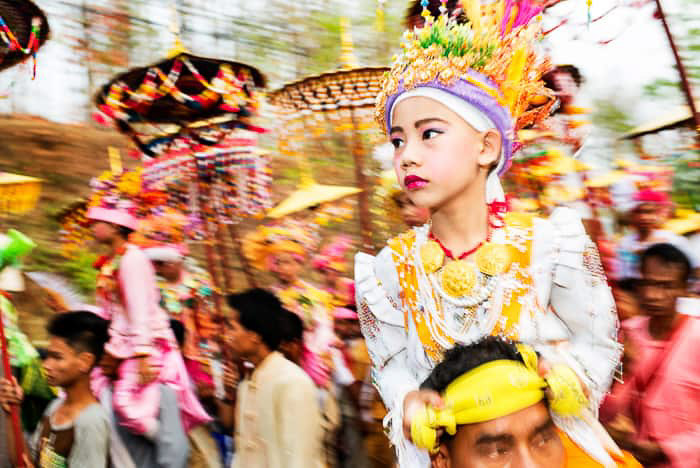 Folkemengder På Poi Sang Lang Festival skutt med blits fotografering