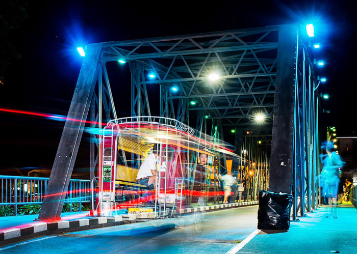 en starkt upplyst bro på natten skott med blixtfotografering