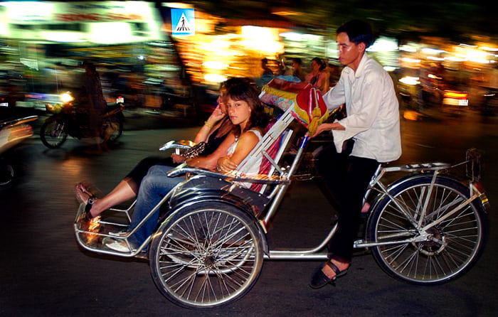 flitsfotografie van toeristen in cycle taxi, Hanoi, Vietnam