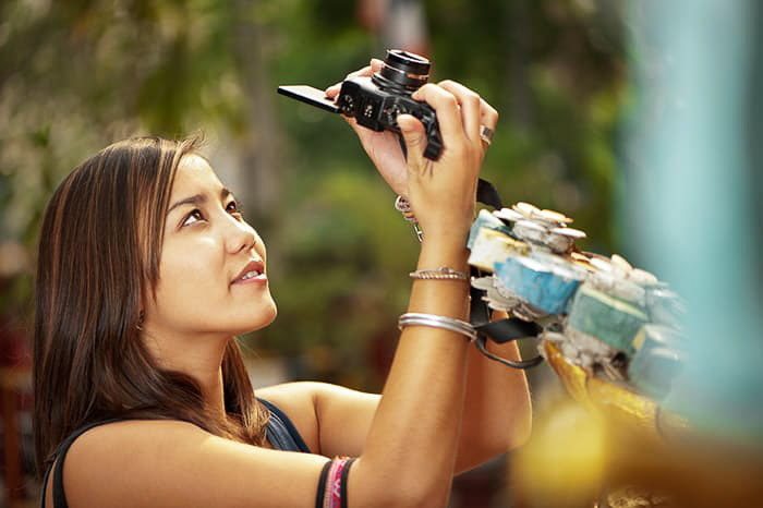 ett blixtfotografiporträtt av en ung kvinnlig fotograf
