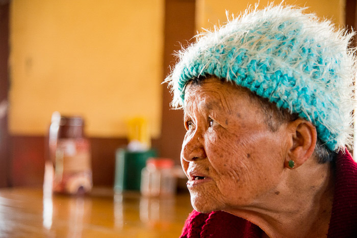 muotokuva iäkkäästä thaimaalaisesta naisesta, joka ammuttiin reunavalolla