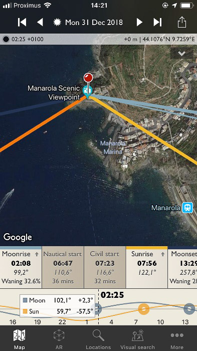 skärmdump av fotografens Efemeridgränssnitt på en smartphone - skärm-Sol och månuppgång och börvärden visas som linje som strålar från platsens stift.'s Ephemeris interface on a smartphone screen - Sun and Moonrise and set points are shown as line radiating from the location pin.