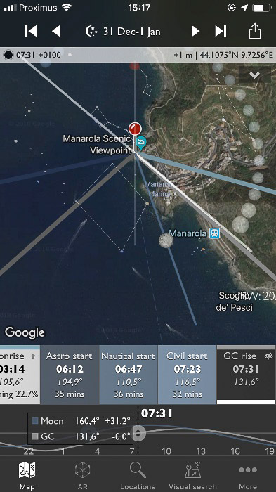 Screenshot van de Ephemeris-interface van de fotograaf op een smartphone-scherm. De infobalk toont verschillende info in de nachtmodus.'s Ephemeris interface on a smartphone screen. The Info bar displays different info in night mode.