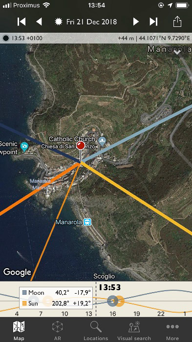 de Ephemeris-interface van de fotograaf-de locatie wordt over Manarola gegooid.'s Ephemeris interface - The location is dropped over Manarola.