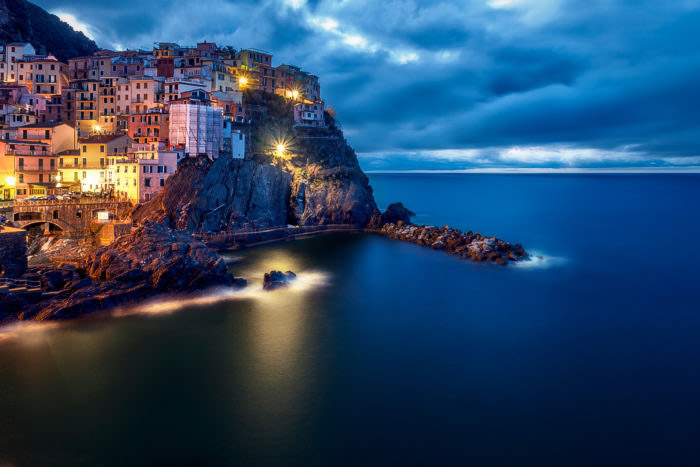 Une superbe photo côtière de Manarola de nuit