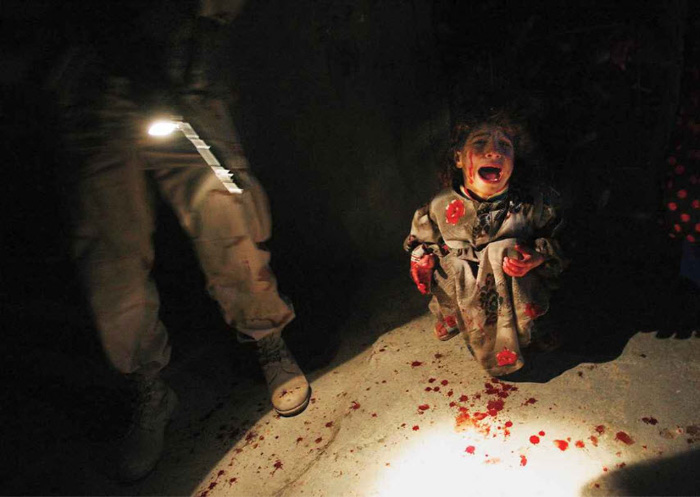 Menina iraquiana no posto de controle - Chris Hondros (2005) Imagens polêmicas 