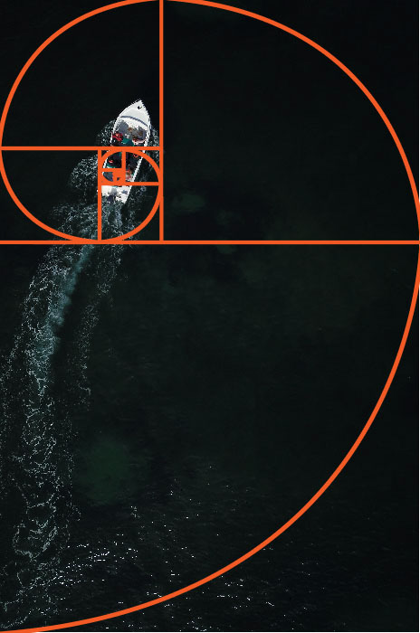 Uma foto aérea de um barco no mar com a grade de proporção áurea sobreposta 