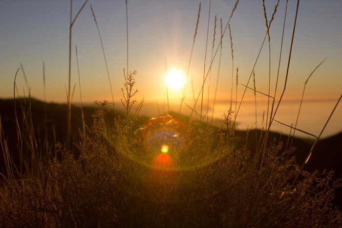 een zonsondergang foto met lensflare