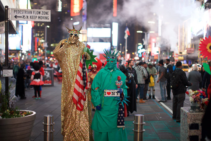 Penampil jalanan berkostum di Times Square