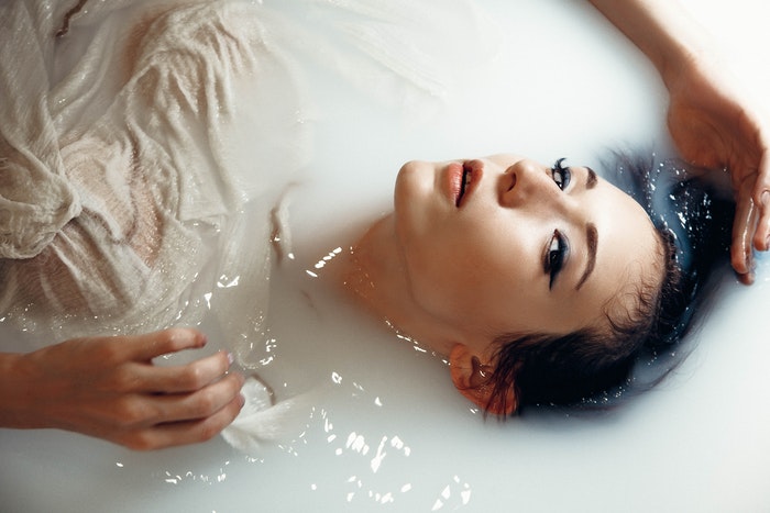 Retrato de uma mulher em um banho de leite 