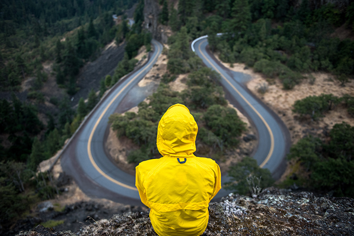 Een conceptuele foto van een persoon die boven een snelweg zit