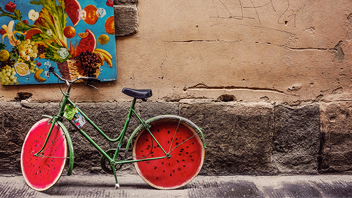 Een straatfoto van een fiets met watermeloen beschilderde wielen - conceptuele fotografie-ideeën