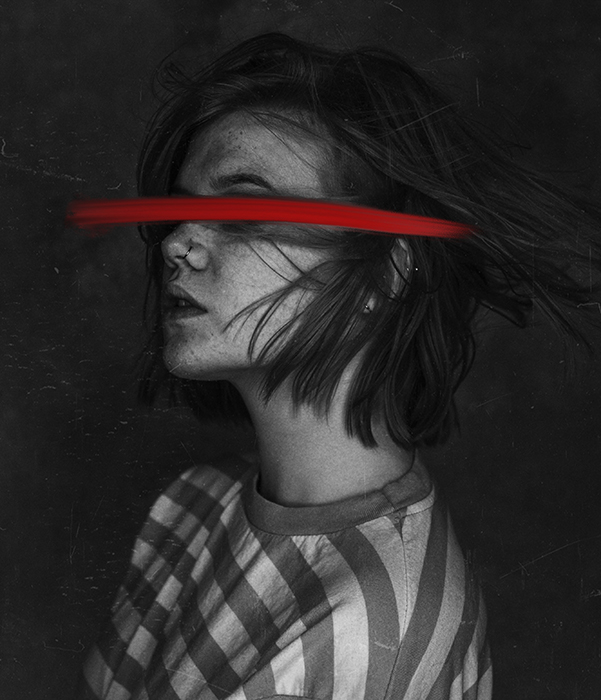 Un portrait monotone surréaliste d'un modèle féminin présentant une traînée rouge peinte sur ses yeux - idées de photographie conceptuelle
