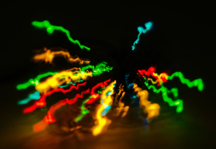 Uma foto criativa com zoom de luzes coloridas em fundo preto