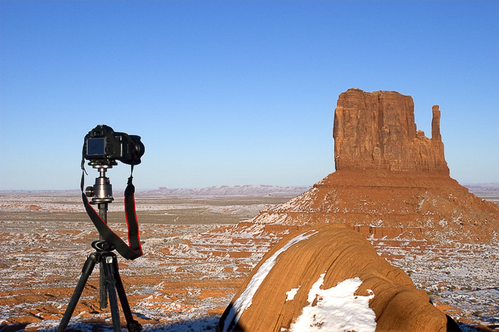 Een dslr-camera opgesteld op een statief in een rotsachtig landschap - verschillende camera-onderdelen uitgelegd