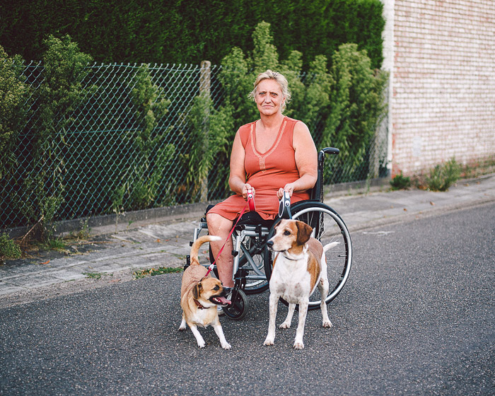 Een portret van een vrouw in een rolstoel buiten