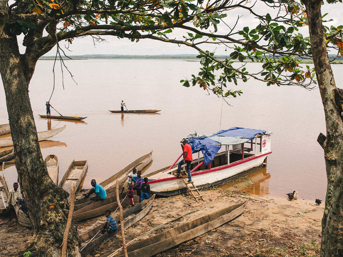 Barche sul bordo dell'acqua in India - come iniziare nel fotogiornalismo