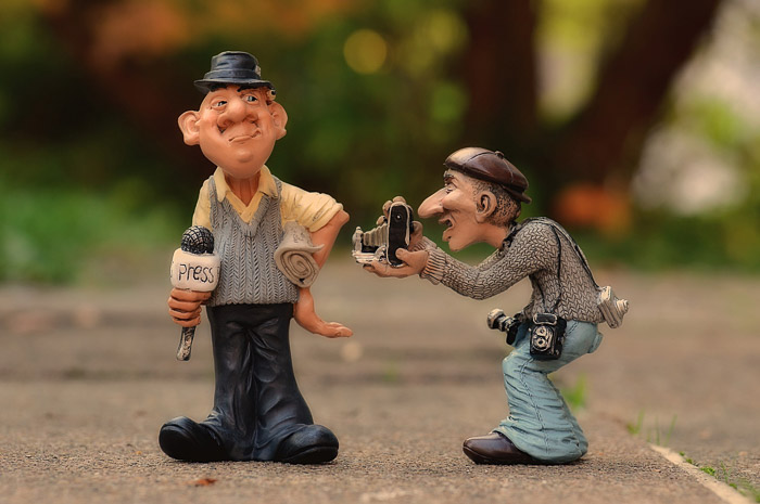 Figurines van een journalist die een foto maakt van een televisiepersoonlijkheid