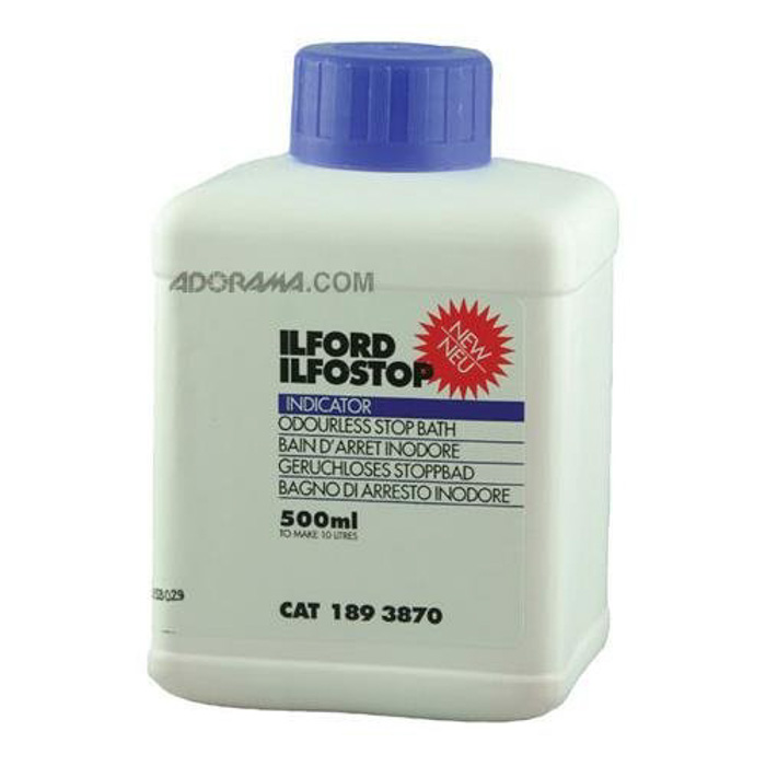 Una botella de fijador Ilford Ilfostop Indicator Stop Bath para revelar película en blanco y negro en casa