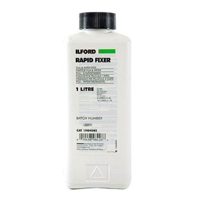 Eine Flasche Ilford Rapid Fixierer für die Entwicklung von Schwarzweißfilmen zu Hause