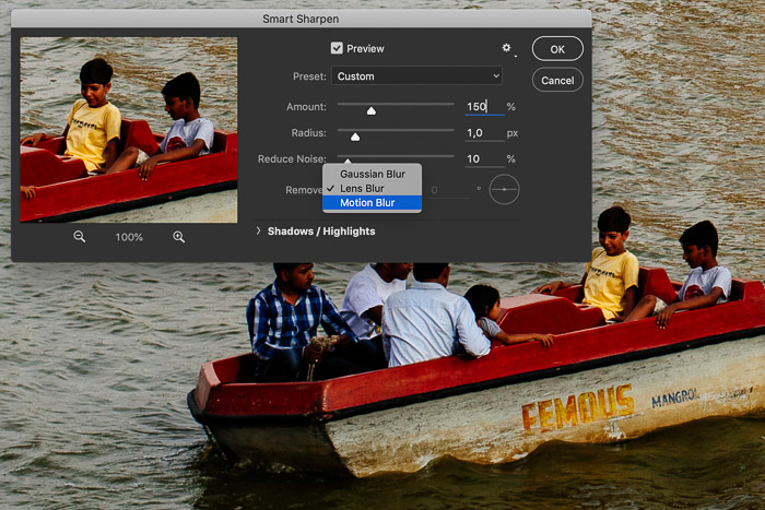 Schermopname van het bewerken van een foto in Photoshop waarop een roeiboot in India te zien is