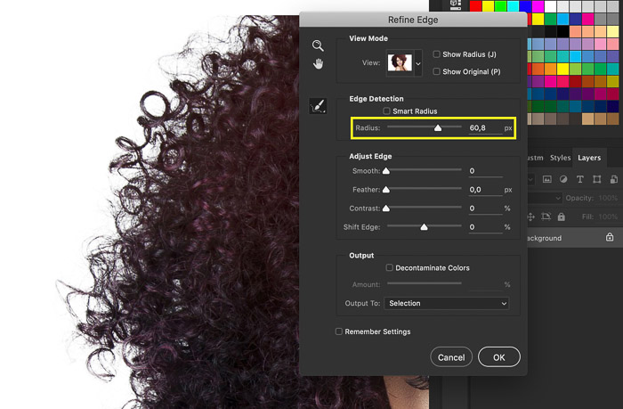 zrzut ekranu pokazujący, jak udoskonalić krawędzie w Photoshopie na portrecie modelki