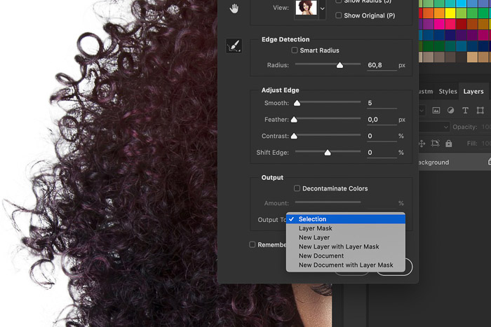 et skærmbillede, der viser, hvordan man finjusterer kanter i Photoshop på et portræt af en kvindelig model
