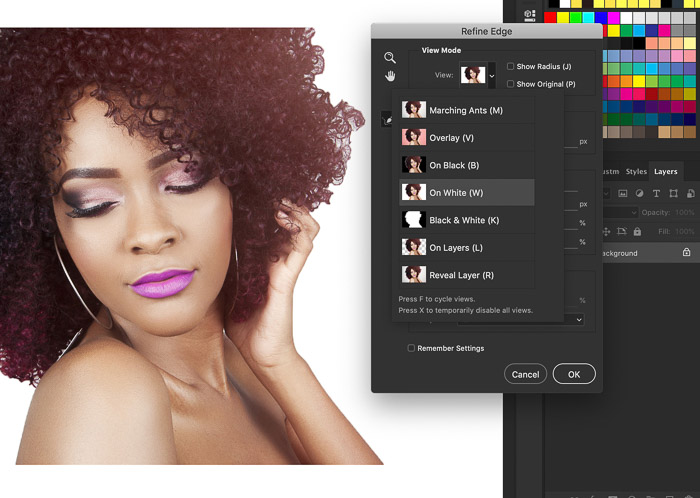 Uno screenshot che mostra come perfezionare i bordi in Photoshop su un ritratto di un modello femminile
