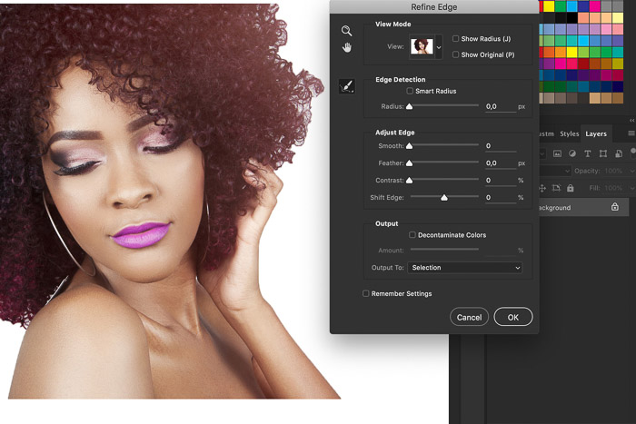 kuvakaappaus, joka näyttää, miten refine edge-työkalua käytetään Photoshopissa naismallin muotokuvassa