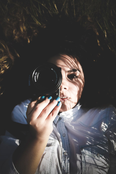 Potret atmosfer seorang fotografer wanita berbaring telentang