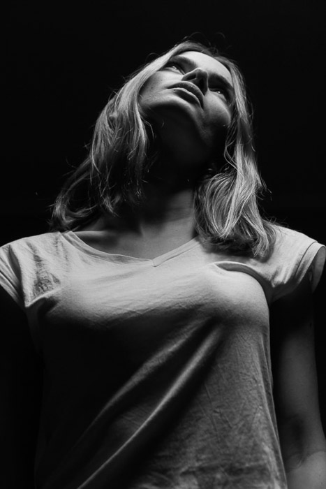 Foto atmosférica de uma modelo feminina com iluminação dramática para retratos 