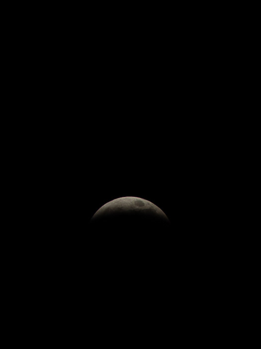 Uma imagem interessante e mutável da Lua durante um eclipse lunar