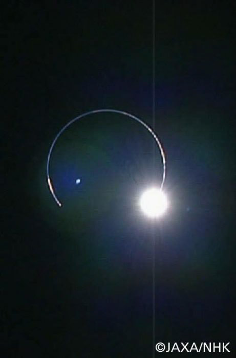 A Lua, mostrando a Terra prestes a cobrir o Sol.