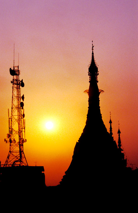 La silhouette di una pagoda contro un bel tramonto 