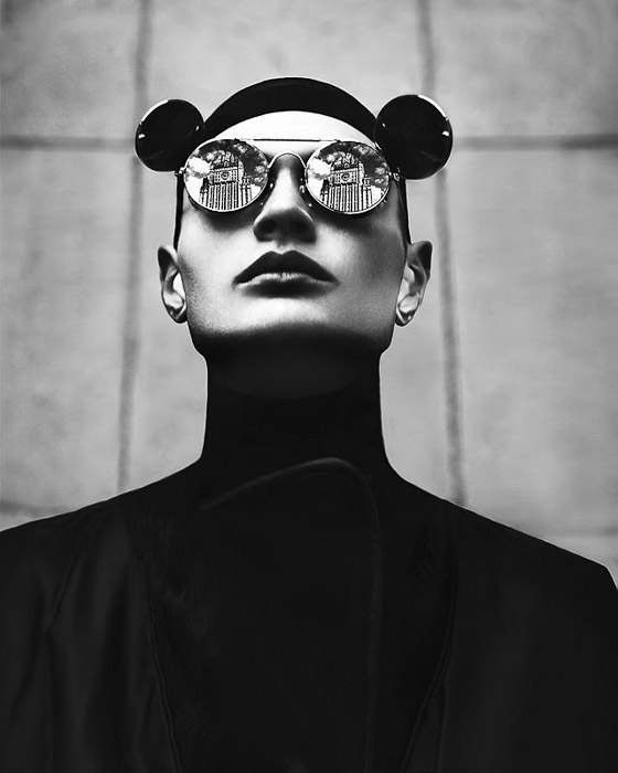 Potret hitam putih yang mencolok dari seorang model wanita - inspirasi fotografi fashion