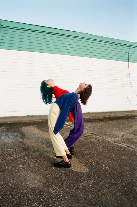 Dua model wanita berpose di luar ruangan oleh Arielle Bobb Willis