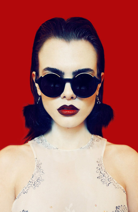 Potret mencolok dari model wanita berkacamata hitam -ide fotografi fashion