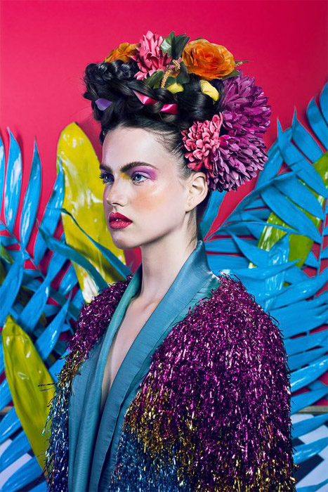 Potret cerah model wanita menggunakan pencahayaan biseksual - ide fotografi mode