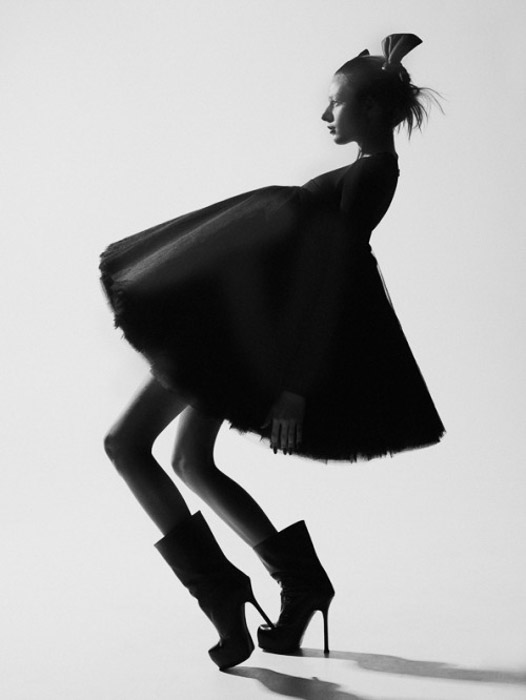 Potret hitam putih yang mencolok dari seorang model wanita - inspirasi fotografi mode 