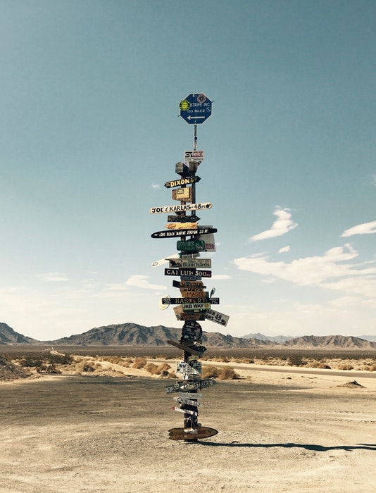 De nombreux panneaux de signalisation dans un paysage désert