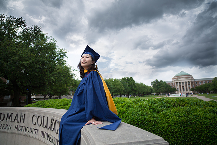 Beau portrait de graduation d'une étudiante posant en extérieur