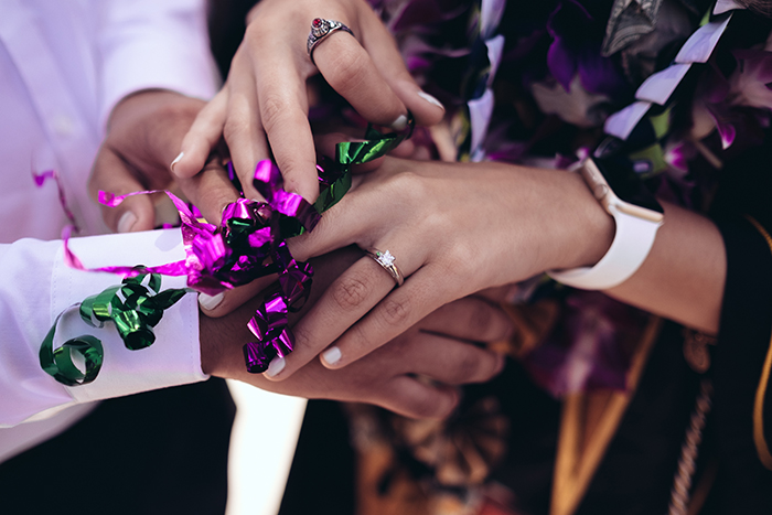 Bella fotografia di laurea ravvicinata delle mani degli studenti