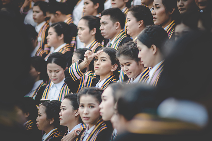 Foto de multitud de un gran grupo de estudiantes de graduación