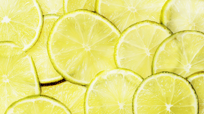 Une photo en gros plan de limes tranchées utilisant un schéma de couleurs monochromatiques jaune vert