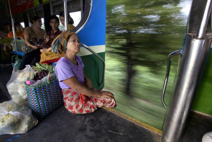 動く電車に座る女性 - 広い絞りと狭い絞り 